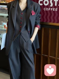 很多時候，人的懦弱、煩惱、焦躁，都是自己帶給自己的?？偸窃谝鈩e人，你就難免會落得失望。世界的生存法則里，真正的強大，就是對一切都不在乎。
我們不過是宇宙里的塵埃，時間長河里的水滴，所有的一切，都會隨著生命的終結而煙消云散。既然我們無法預知未來，也無法掌控外界，與其恐懼憂慮，不如擁抱變化與未知。配圖