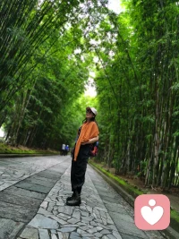 宮崎駿說過：“當你喜歡一個人的時候，就多朝他走幾步，但你發現他沒有迎接你時，你必須停下來。因為這段感情不是兩情相悅，而是你的一廂情愿。”
愛情是兩個人的你來我往，從來不是一個人的兵荒馬亂。
愛，可以讓人踮起腳尖，也可以讓人彎下腰。
心動只是開始，心定才是終點。
好的愛情，應該是一種向上的力量，它不會讓你卑微的愛著，而是會讓你在被愛的幸福下變得更好。配圖