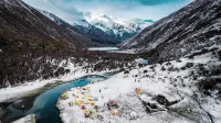 人生路上有一座又一座高山
亦有一段又一段不同的風(fēng)景
攀登它
感受它
