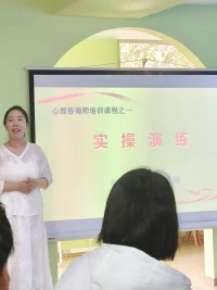其實人生怎么選擇都有遺憾，你要接受那些一切沒有你想的圓滿，那些走錯的路，   看錯的人，唯有好好愛自己是終身浪漫，余生路很長不能總一直回頭看，余生的路很長你要往前看。配圖