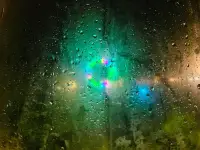 雨天是一個沉思的好時刻，品品茶，聽聽曲，與自己內心做一個心靈的溝通。歲月漫長，放慢腳步，在雨中去相擁真實的自己。配圖