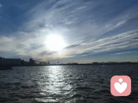 當太陽露出海面，頃刻間，整個海面金碧輝煌。配圖