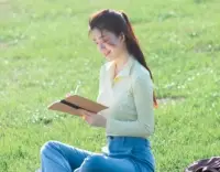 促使我們成功的核心其實不是“興趣帶來的喜歡”，而是“擅長帶來的成就感”。

興趣決定了我們是否能開始做一件事，而成就感決定了是否能堅持做下去。

無論學習還是工作，到了某個階段總會變得很難，這個時候興趣救不了你，但是成就感可以。所以，在最艱難的時刻，更好的選擇不是因無趣而放棄，而是逼迫自己努力跨越障礙。等你沖破那段黑暗時刻，收獲了成就感，就可以驕傲地繼續走下去。畢竟誰都可以喜歡某件事，但擅長某件事則需要努力才能辦到。

你不愿意做某件事，很可能不是不感興趣，而是沒有體會到成就感罷了；你討厭做某事，也可能不是你不喜歡，而是你不夠擅長罷了。

所以，在自己還不夠擅長的時候，不要輕易貼上不感興趣的標簽，而應先逼迫自己努力一把。配圖