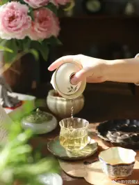 慢慢發現一件事：一個人愛自己的方式，決定了別人如何愛你！

那些消耗你的人和事，多看一眼，都是你的不對。

不必過度為他人提供情緒價值，可以理解別人的處境，但，邊界感很重要，讓別人開心不是你的責任。

控制情緒不是讓我們在生活中隱藏情緒，而是允許自己有情緒，并做自己情緒的主人。

一個人的強大在于永遠喜歡自己，有勇氣敞開心扉去歡迎一切新變化和想法，不會因為別人的反應而惶恐不安，不因外界的評價而自我懷疑，允許不認可的聲音，但并不在意。配圖