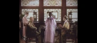 她握著一雙翻雨覆云的帝王手，做了一場與子偕老的春秋夢。配圖