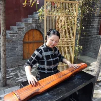 撫琴奏憂(yōu)傷，曲意寄相思，相見(jiàn)曾幾何，轉(zhuǎn)眼已半百，念故人兩行淚，年年望月月圓缺，日日牽繞萬(wàn)縷絲，只等來(lái)生續(xù)前緣……配圖