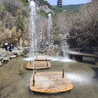 撫琴奏憂(yōu)傷，曲意寄相思，相見(jiàn)曾幾何，轉(zhuǎn)眼已半百，念故人兩行淚，年年望月月圓缺，日日牽繞萬(wàn)縷絲，只等來(lái)生續(xù)前緣……配圖