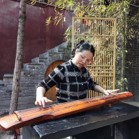 撫琴奏憂(yōu)傷，曲意寄相思，相見(jiàn)曾幾何，轉(zhuǎn)眼已半百，念故人兩行淚，年年望月月圓缺，日日牽繞萬(wàn)縷絲，只等來(lái)生續(xù)前緣……配圖