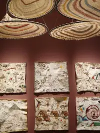 父母應該怎么控制好自己不去破壞孩子的自控力。也就是我們反復強調的，父母的自我要退出，孩子的自我才能登場。那么，父母要控制自己的哪些方面呢？簡單地說，一是要控制自己對孩子的期待，二是要控制對孩子的干涉。這兩個方面相互纏繞，難以分割。

父母要朝著什么方向努力？

1.日常生活中多做課題分離練習，讓孩子承擔自己的責任。比如寫作業是孩子的責任，父母可以幫忙安排計劃、可以適當提醒檢查進度、也可以提供必要的技術支持。但是寫作業這件事，本身是需要孩子靠自己的內驅力去完成的，而不需要也不應該在父母嚴密的看管監督之下完成。

2.增強自己和家庭的容錯能力，為孩子的試錯提供更多的機會。很多時候父母對孩子選擇的強行干涉，其實是太過擔心孩子會犯錯，而犯錯之后糾錯的成本又實在太高。尤其在升學、工作、結婚這些傳統觀念中的“人生大事”上，普通家庭的確需要付出很高的試錯成本。相對于嚴格控制孩子的人生，更好的辦法其實是努力提升自己，增加家庭的容錯能力，也就是這些年流行的“雞娃不如雞自己”的梗。父母能給孩子最大的底氣，就是犯錯的底氣。

3.多關注自己，不把家庭重心放在孩子身上。

一個以孩子為中心的家庭，孩子的一舉一動都會受到額外關注，就算父母本身不是控制型性格，也很容易因為過度關注，引發過度干涉。尤其是那些對孩子未來傾注了高度期待、投入大量資源培養的家庭，孩子一丁點風吹草動的變化都會引起父母的高度關注，這種氛圍其實是非常不利于孩子身心健康的。因為高度關注就意味著高度壓力，而我們前面已經說過，壓力和自控是一對相反的作用力，高壓力會消耗掉大量自控資源。父母需要多把關注力放在自己身上，給孩子充分的自由空間，才是培養自控力的訣竅。

成為不焦慮的父母，從尊重孩子開始，從現在就行動起來吧！配圖