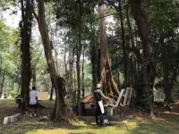 在偏執-分裂位客體關系中，分裂、投射和內攝都是活躍的。客體和自體被分為好壞兩個部分，然后這些部分被合并成新的組合，自體中壞的部分與客體中壞的部分合并在一起，自體中好的部分與客體中好的部分合并在一起。

雖然這一起源復雜，但克萊因傾向于從使用偏執-分裂機制的人格角度來理解，嬰兒自己感受到的好的體驗是好的客體，嬰兒壞的感受是壞的客體。也就是自己高興所以媽媽是好的，自己憤怒了，不舒服了，媽媽就是壞的。

放眼望去，我們周圍是不是也有這樣的成年人，他們自己感覺糟糕的時候，很容易對周圍的人看不慣。這其中有一種可能性就是，他們被困在了偏執分裂位，大約六個月前跟客體的分離沒有處理好。

心理發展不會因為年齡長大就自動成熟，它有自己的發展規律，而促進心理發展需要很多的情感支持和體驗，而不是一堆有用的道理就能解決。

去愛，去生活，去受傷，是心理發展重要的組成。配圖