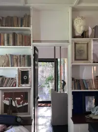 我們每個人都要去和身邊的人構建關系。
但很多時候，在去構建關系時，我們常常都秉持著能不打擾別人就不去打擾，能自己解決的問題，就不會去麻煩別人；會認為麻煩人是一種破壞關系的做法，擔心會給別人帶來負擔。而事實上我們不知道，不敢去麻煩別人，不好意思去麻煩別人，并不會增進關系，長此以往反而會讓關系變得越來越疏遠。人與人之間的關系，本就是禮尚往來，互幫互助，在這種相互叨擾中變得數落密切。
因此，善于求助，并不是在疏遠關系，其實是可能讓彼此感情升溫的小技巧。配圖