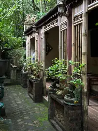 心理迷戀癥是一種心理現象，指個體對某個人或物體產生強烈情感和投注的心理狀態。這種迷戀可能會導致思維和情感上的扭曲，以及對迷戀對象的過度關注和投入。
心理迷戀癥通常包含以下特征：

1. 強烈的情感投入：個體對于迷戀對象表現出極度的情感投入，常常在思考和行為上表現出與正常情況下不同的方式。

2. 過度關注：個體對迷戀對象過度關注，常常主動尋找與迷戀對象相關的信息、活動等，將其放在生活的中心位置。

3. 扭曲的思維：個體在心理迷戀癥狀態下，可能會對迷戀對象產生過度理想化或者過度簡化的認知偏差，喪失客觀判斷能力。

4. 忽視現實：個體可能會忽視迷戀對象的一些缺點或不利因素，過度強調他們的優點，將其看作是完美的存在。配圖
