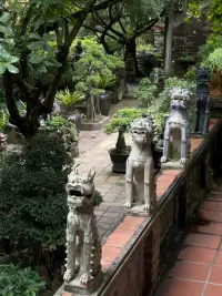心理迷戀癥是一種心理現象，指個體對某個人或物體產生強烈情感和投注的心理狀態。這種迷戀可能會導致思維和情感上的扭曲，以及對迷戀對象的過度關注和投入。
心理迷戀癥通常包含以下特征：

1. 強烈的情感投入：個體對于迷戀對象表現出極度的情感投入，常常在思考和行為上表現出與正常情況下不同的方式。

2. 過度關注：個體對迷戀對象過度關注，常常主動尋找與迷戀對象相關的信息、活動等，將其放在生活的中心位置。

3. 扭曲的思維：個體在心理迷戀癥狀態下，可能會對迷戀對象產生過度理想化或者過度簡化的認知偏差，喪失客觀判斷能力。

4. 忽視現實：個體可能會忽視迷戀對象的一些缺點或不利因素，過度強調他們的優點，將其看作是完美的存在。配圖