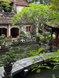 什么叫“祛魅”，簡(jiǎn)單來(lái)說(shuō)，就是：對(duì)他人或事物祛除光環(huán)。

生活中，我們常常在無(wú)意識(shí)中給別人或者事物“賦魅”，由此產(chǎn)生敬畏的心理。受這種心理影響，我們會(huì)把自己放在一個(gè)低位，去仰視別人，然后變得越來(lái)越自卑、焦慮。

比如：在親密關(guān)系，你老是覺(jué)得伴侶很優(yōu)秀，自己配不上對(duì)方。把你的濾鏡去掉，你會(huì)發(fā)現(xiàn)，對(duì)方就是個(gè)普通人，自大、懶散，缺點(diǎn)不少，這樣的人，你有什么配不上呢？

再比如：求職時(shí)，你很羨慕向往那種精致白領(lǐng)的工作環(huán)境，真正進(jìn)去后，你才發(fā)現(xiàn)，加班是常態(tài)，每天的工作壓力很大，一切并不是看起來(lái)的那么光鮮亮麗。

又或者：社交中，聽(tīng)到對(duì)方學(xué)歷高，你就覺(jué)得對(duì)方能力好、很聰明，但接觸后，也許你會(huì)發(fā)現(xiàn)對(duì)方人品不怎么樣。配圖