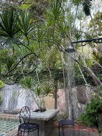 10種錯(cuò)誤溝通方式

1、把發(fā)泄情緒當(dāng)做表達(dá)需求：比如老公說(shuō)老婆：“一天到晚不做事，就知道網(wǎng)購(gòu)。”

老公的需求是希望老婆能夠多做點(diǎn)事，少網(wǎng)購(gòu)，但是卻沒(méi)有直接表達(dá)，反而通過(guò)批評(píng)和指責(zé)的方式。這是通過(guò)發(fā)泄內(nèi)心不滿的情緒來(lái)達(dá)到溝通的目的，換來(lái)的一定是老婆的不滿和針?shù)h相對(duì)。

2、命令：

老婆：叫你吃飯的時(shí)候不要看手機(jī)！
老公：關(guān)你什么事！我樂(lè)意！
老婆：我不是為你好嗎？等下又胃疼！
老公：疼也是我疼，趕快還我。
老婆：你?。?！

如果不懂得溫柔溝通，即使你的出發(fā)點(diǎn)是好的，對(duì)方也不能領(lǐng)你的情，還會(huì)疏遠(yuǎn)你，你還委屈得夠嗆。

3、借題發(fā)揮；老婆做了一頓飯，鹽放多了，老公吃了一口，指出了今天的菜有點(diǎn)咸的事實(shí)。

老婆回了一句：有的吃就不錯(cuò)了，還挑。
老公莫名其妙：我只是說(shuō)菜有點(diǎn)咸。
老婆又回了一句：我上了一天班辛辛苦苦做了飯，你還要挑來(lái)挑去。

其實(shí)，后面的談話與一開(kāi)始的咸淡問(wèn)題毫不相干，完全是借題發(fā)揮。如果兩人討論要不要回鍋放水降低鹽度，那么問(wèn)題就平靜結(jié)束了。

4、過(guò)度發(fā)散：TA可能出門(mén)磨蹭了點(diǎn)兒，讓對(duì)方等了一會(huì)兒。對(duì)方就說(shuō)：你怎么總是這么慢，太沒(méi)有時(shí)間觀念了，你這樣在工作中可不行。

比如女生抱怨今天去給婆婆看病時(shí)，藥價(jià)又漲了。男生開(kāi)始發(fā)飆：你就是不想給我媽看?。∧闶遣皇强床豁樠畚覌?zhuān)阍缇拖胱屗嶙吡税伞?
5、評(píng)價(jià)標(biāo)準(zhǔn)唯一：自己對(duì)事情會(huì)有一種習(xí)慣性的定義，一旦別人違背了自己固有的道德標(biāo)準(zhǔn)和價(jià)值體系，就容易將之看作是“不正確”的，做出批評(píng)、指責(zé)等行為。

比如“你怎么這么笨，這都不會(huì)”、“這點(diǎn)事情都做不好，服了你了”......

6、道德綁架：表面看起來(lái)是在替對(duì)方著想，實(shí)際上卻是在強(qiáng)迫對(duì)方做他/她不想做的事情。

例如：我要不是你男朋友，才不會(huì)管你這么多、誰(shuí)會(huì)愿意叨叨你啊，還不是因?yàn)槲沂悄闩笥褑帷?
這就是道德評(píng)判，對(duì)方明明不需要這種強(qiáng)加的善意，卻非要硬塞，還要打著“為你好”的旗號(hào)。

7、逃避責(zé)任：把一切的問(wèn)題都?xì)w結(jié)于對(duì)方的責(zé)任，把自己不愉快的感受歸咎于對(duì)方。比如“都是你的錯(cuò)”，“是因?yàn)槟阄也艜?huì)變成這樣”......

8、威脅:威脅對(duì)方，逼迫對(duì)方聽(tīng)自己的。比如“你要是不聽(tīng)我的話，我就不喜歡你了”、“你要是和我分手，我就去...”

9、反問(wèn)的方式:用反問(wèn)句和家人、戀人、朋友溝通時(shí)，大多是蘊(yùn)含指責(zé)的意味，侮辱性不強(qiáng)，但是殺傷力很大。比如：你剛才做錯(cuò)了你不知道配圖