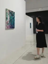 心理學上有個詞，叫“潛在心理創傷”，指成長過程中，那些看似平常、甚至毫不起眼的事情，卻在無形中帶給你的傷害。這種創傷，不像創傷應激障礙（PTSD）那么嚴重，卻也更普遍。它就藏在你潛意識的某個角落里，操控你的行為，讓你的生活陷入一種莫名的怪圈。


大部分創傷會隨時間流逝掉，但有一部分創傷，無論時間過多久，它還是會在那個地方，成為怪獸，慢慢吞噬你的能量，形成心理陰影，影響我們的人格，甚至命運。


或許，你也曾有過類似的經歷，卻不知道行為背后的原因：

* 明明平時情緒很穩定，卻總是被他人的一句否定而暴跳如雷；

* 明明很想靠近愛人，卻下意識害怕對方靠近，害怕親密關系；

* 明明想把事情做好，卻害怕做決定，老是糾結，拖拉……配圖