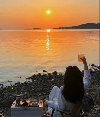 生命是一段旅途，生活就是其中的過程，翻山越嶺還是涉水乘舟，一切都憑自己。走在生活的阡陌中，不必讓自己背負太多，淡淡聽風，才會走的輕松。配圖