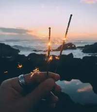 “我理解你的感受，你不是一個人在戰斗。”
“你的感受完全正常，沒必要感到羞愧或自責。”
“我相信你可以克服這個挑戰，因為你很堅強。”
“你的存在對這個世界非常重要，你有很多人關心你。”請記得，你的感受是最重要的，配圖