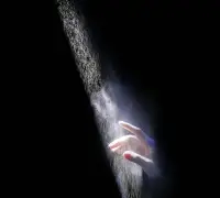 對于人生中的失去，要理智對待，這個(gè)世界上的一切都不屬于你，當(dāng)自己懂得無所謂擁有的時(shí)候，也就懂得了無所謂失去，人生路上，我們體驗(yàn)過就已經(jīng)算是完美了。配圖