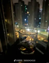 我的世界正在崩塌，但是遇到你，我還想再努力一把，再好好生活一次。配圖