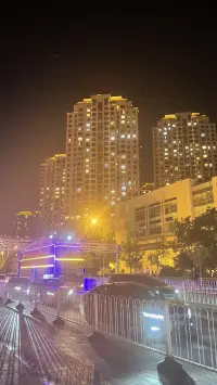 是想著愛而不得的人，無奈又現實的生活，亂糟糟的事業，不再年輕的父母，還是這一年多來沒有成績的自己配圖