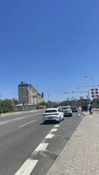 人生難免會有至暗時刻，這個時候確實需要有一個人拉你一把，但是如果沒有這個人，那你就成為這個人吧。配圖