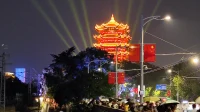 昔人已乘黃鶴去，此地空余黃鶴樓。
黃鶴一去不復(fù)返，白云千載空悠悠。配圖