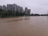 心境
該手記內容已經得到當事人的許可，且文中人物皆為虛名。


心境
心境是一種微弱，持久而又具有彌漫性的情緒體驗的狀態，通常叫作心情。
心境并不是對某一事件的特定體驗，而是以同樣的態度對待所有的事件，讓所遇到的各種事件都具有當時心境的性質。愉快的心境使人覺得輕松、愉快，看待周圍的事物都帶上愉快的色彩，動作也顯得比較敏捷；不愉快的心境使人覺得沉重，感到心灰意冷，對什么事情都不感興趣，即心境具有彌漫性。心境持續的時間短的只有幾小時，長的可到幾周、幾個月，甚至更長的時間。
心境往往由對人具有重要意義的事件引起，但人們并不見得能意識到引起某種心境的原因，而這種原因肯定是存在的。心境對人的生活、工作和健康會發生重要的影響，積極、樂觀的心境會提高人的活動效率，增強克服困難的信心，有益于健康；消極、悲觀的心境會降低人的活動效率，使人消沉，長期的焦慮會有損于健康。經常保持積極、樂觀的心境，善于調整自己的心態，克服不良的心境是一種良好的性格特點。

#配圖