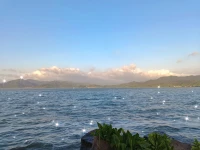 心理学大师罗杰斯说：“人生最重要的，是拥有制造快乐的能力。它来源于三个方面：放下过去，面对现实和享受当下。”