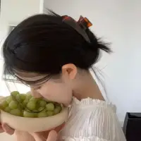 要判斷自己是否患有社交焦慮，可以觀察以下癥狀：在社交場合中感到過度緊張或害怕；擔心自己會被評判或尷尬；避免社交活動或在社交場合中感到極度不適；身體癥狀，如心跳加速、出汗、顫抖等。如果你有這些癥狀，可能需要進一步評估。建議咨詢心理健康專業人士，進行正式的診斷和治療。配圖
