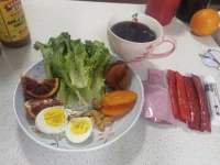 去接近一個渾身充滿陽光的人，幫你褪去身上全部的陰霾，幫你曬曬所有微不足道的灰心和迷惘。   早上好??????配圖