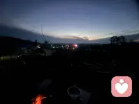 在家就靠近童年，靠近那些会说话的花草树木。离开家就是一场心灵放逐，彻底自由。