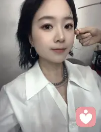 无论发生什么一定是我不够强
我会反复研磨我的痛苦
直至自洽