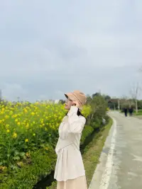 愛，是一種多樣且又復雜的情，它在與不同的人和不同的關系中表現多種多樣的形式。親情，源于血緣，是一種最根深蒂固的愛，也是家庭中最重要的力量，親情給予了我們安全感和歸屬感。在面對挫折和困難時，家人會支持我們。配圖