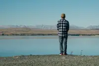 你是否也遇到過這樣的人：
普通人為了一個并不適合的崗位，不斷壓低自己的求職條件，為了突出自己，把幾句話能講明白的問題做成十幾頁PPT，為了討好領導，不僅主動攬活，還連累同事跟他一起加班，這些人缺乏突圍的認知和能力，就只能在一些收益極小的事上較勁，而當你參與到他們的內卷中，會發現自己的精力也在不知不覺中被消耗殆盡，一旦底層的內卷讓你無力去做真正有意義的事，眼前的雞零狗碎就會綁架你的一生。
層級更高的人，不僅能夠掌握更多資源，同級的競爭對手也寥寥無幾。越是社會底層，越是人數眾多，可供分配的資源總量反而越少。當你習慣通過內卷來營造努力生活的假象，到頭來只會陷入內卷越多，消耗越大的惡性循環，把內卷的時間用來提升能力，把內耗的精力用來拓寬眼界配圖