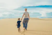 教育孩子最省力的方法：跟他做一樣的事
教育，從來不是單純地說教和控制 父母管不住自己，任何教育都是徒勞, 孩子真的就像一面鏡子，映照出了我們自身的懶惰和缺陷. 教育孩子，與其喊破嗓子，不如營造氛圍，做出樣子,從今天起，放下嘮叨、監視與逼迫，用自己切實的行動為孩子賦能, 與所有父母共勉配圖
