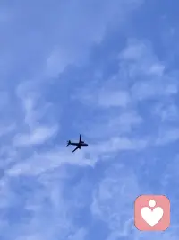 我們在生活中不斷成長，學會堅強面對困難，懂得珍惜身邊的美好。每一次的挫折都是一次成長的機遇，每一個微笑都是生活給予的禮物。配圖