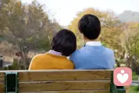 面對愛情和婚姻當中的矛盾
你不該沉默的
你應該告訴對方你的想法 你的需求
如果對方不想和你說話
你也可以坦白告訴對方
你能接受 愛應該讓人變得溫柔和勇敢
而不是時常讓人感到委屈和妥協
我始終覺得人長了嘴就是要把誤會說清楚
不要因為矯情又或者害怕面對
因此而逃避問題不要冷冰冰
不要說反話，不要陰陽怪氣 ，不要偷偷生悶氣
溝通就是解決問題最直接的方式
我們都應該去學會表達自己的愛意和真實的情感
因為放棄溝通
從某種程度就是在放棄對方
能坦然的說出自己的不開心
大方的表達自己的愛意和真實的情感
愛不應該用沉默去制裁對方
只希望你的真心不會給錯人
愛情不是博弈 更不是棋逢對手
更不是來比輸贏的
你是來愛他(她)的配圖