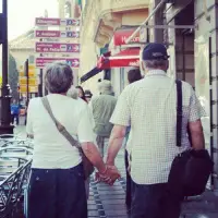 結婚的意義是什么？
結婚不是拖垮彼此，而是生活中給對方鼓勵，遇到事情能有個人商量，在生活累的時候彼此互相安慰鼓勵，下班回家能有個人一起吃飯，在外面受了委屈回到家能有個溫暖的擁抱。這一生太漫長了，總要有個相知相伴的人走完這一生；我開著車，你坐在副駕駛，車里放著我們喜歡的音樂，買完菜一起回家。
其實好的婚姻
不是你掙錢養家，我負責貌美如花，而是我們一起努力，你非常好，而我也不差。
我能理解你的辛苦，你也能懂得我的不容易。
而最好的婚姻狀態是
你滿心都是我，我滿眼都是孩子，你是我和孩子的天配圖