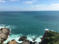 心理咨询师能看透我的想法吗？

很多人对心理咨询存在一些误区，今天我们就来一一给大家解惑，说一说普通人对心理咨询都存在哪些误解和担忧。
第一，心理咨询师太可怕了，他要是看我一眼就能知道我想什么怎么办，我不就没有个人隐私了吗。

首先心理咨询是一项技术，跟医院的主刀医生一样，是一项在专业知识指导下，通过大量训练固化下来的技术。心理咨询不是算卦，达不到你坐在我对面，我就能算出你在想什么的那种程度。
在心理咨询中，咨询师需要跟来访者建立良好的咨访关系，咨询师需要遵守职业道德，对来访者的个人信息严格保密，尊重来访者，创造安全的咨询氛围，让来访者可以安全的倾诉自己的困扰，寻求帮助。
只有来访者自己愿意打开自己，愿意接受咨询师的帮助，心理咨询才会有效果。这是心理咨询的前提条件，也是心理治疗得以有效的前提条件。
所以大家不需要担心自己被咨询师给“他心通”看透。
心理咨询师可以协助来访者进行深度探索，对来访者个人构念进行分析觉察，但这一切的前提是在来访者主动认可的前提下。
（未完待续）
