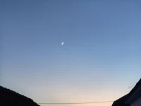 “妈妈们，别苛责自己总对孩子发脾气。带娃的疲惫像积灰的角落，堆多了就会变成情绪的‘炸药包’。
 
试试这个小方法：当火气上来时，先蹲下来看着孩子的眼睛——那瞬间你会发现，他闹脾气的样子，像极了委屈时的自己。
 
每天留10分钟给自己：发会儿呆、听首歌，哪怕只是对着镜子深呼吸。你稳住了，孩子世界的风就小了。
 
爱孩子的前提，是先接住那个疲惫的自己呀。”