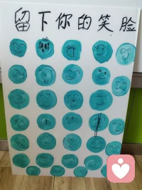 情绪宣泄，不止“哭一场”那么简单
 
是不是总被说“别闹脾气”“哭有什么用”？好像情绪宣泄只剩两种模样：歇斯底里的争吵，或是无声的流泪。但其实，情绪是流动的能量，宣泄也可以是温柔且有力量的自我关照，不必带着“失控”的负罪感。
 
作为心理咨询师，我见过太多人把情绪憋成内伤——职场上被否定，回家强装没事；生活里受委屈，转头说“我没事”。这些未被释放的情绪，不会凭空消失，只会在某个瞬间爆发，或是悄悄侵蚀身心。而真正的宣泄，是给情绪找个合适的出口，而非对抗它。
 
分享几个实用的“情绪出口”，总有一款适合你：
 
- “情绪记账”法：拿张纸写下此刻的感受，比如“今天被领导批评，我感到愤怒又自卑”，再顺着写“我其实需要被认可”，文字会帮你梳理混乱，让情绪落地。
- “身体释放”法：不是疯狂运动，而是跟着音乐随意摆动，或是用力捏压力球、撕旧报纸，用身体的动作带走紧绷的情绪。
- “自然疗愈”法：去公园找棵树靠一靠，对着晚风说几句心里话，甚至只是蹲下来观察蚂蚁搬家。自然的包容力，能悄悄消解情绪的尖锐。
 
情绪从不是洪水猛兽，它只是在提醒你“该关照自己了”。不必强迫自己“快点好起来”，也不用局限于别人定义的“宣泄方式”。找一种让自己舒服的办法，让情绪流动起来，就是最好的疗愈。
 
今天，你找到属于自己的情绪出口了吗？