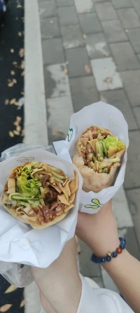 今天和舍友去吃了鹵肉卷，性價比很高，還非常好吃，開心開心配圖