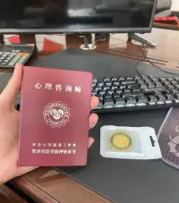 为啥以卑微的方式爱上某人时，
你再这个世界便 :消失
那么开始恋爱时如何判断是否是健康的爱呢？
如果你时常发现恋爱后不像自己了，
并且这种改变是你所不喜欢的，
那么请你一定要耐心的观完下面的分享
获取对你有所帮助与启发
很多人忽略了一个事实，那就是爱具有破坏性
一方面破坏了对方的存在，
另一方面破坏了你自己的存在
你觉得爱一个人，对方就应该满足你的需求；
你觉得爱一个人，可以改变自己的一切
前者，你在抹杀掉对方的人格精致利己主义
后者，你在抹杀自己人格特征是在自我牺牲，

1.忽视自我感受投射性认同
卑微的爱过度关注对方需求，
对自己感受忽视避而不见
此时的你变得特别敏感，
总是试图捕捉对方稍不经意流露
出来的需求和渴望。毕竟在你看来，
别人的需求和渴望很重要，
不自觉的将自己的需求和渴望放在次要的位置。
你执着的认为，只有满足了对方的需求和渴望时，
关系才能够维继。侧面反映出你内心的自卑，
你总觉得只有做些什么才能够体现自己的价值。
可是当你面对自身的需求和渴望时，
却常常表现出无助的感觉。
就像是陷入了一个有趣的悖论：
你有办法满足别人的需求和渴望，
却没办法满足自己的需求和渴望
其实在精神分析上这是一种投射性认同
就是别人说这是对的，那我就不假思索的这样
在一段卑微的亲密关系中，因为过度的投射性认同而
抹杀了属于自己的独特人格，

在普通的朋友关系中，别人对你有好感通常
因为你自身原本的某些品质。
当从普通朋友变成亲密恋人时，
你为了迎合对方而隐藏原本的美好品质，
那么专属你的人格便在世界“消失了”。

2.害怕被抛弃
过度害怕被抛弃，这是将分离灾难化的结果。
在潜意识里充满了对分离的恐惧
认为自己一个人没办法生活下去
这其实是一种来自成长早期的恐惧，
意味着个体在童年时期没有得到足够的陪伴和关爱。
父母因为忙于工作而不能顾及到孩子的需求和情绪，
孩子不知道如何处理同父母的分离。
长大之后在处理关系时就会陷入挣扎：
面对不重要的人表现的十分冷漠；
面对在乎的人就想跟对方融合在一起，
并且表现出对分离过度的担忧。
没办法从内心建立联结，
即便是面对面坐着也充满担忧

3.掌控感行为扭曲
看似以卑微的方式爱着一个人，
内心却有着过度的掌控需求
听起来是不是觉得有点问题
我们通常所理解的掌控，
是来自那些强大的人身上
事实上，哪些看似弱小、
卑微的人身上也存在掌控需配图