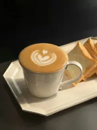 成年人之間相處，也會(huì)存在對(duì)他人的敵意。成年人的世界里，心里面討厭一個(gè)人并不會(huì)跟對(duì)方翻臉，而是通過其他病態(tài)的方式壓對(duì)方一頭。在成年人看來，只要自己在某方面比對(duì)方強(qiáng)，讓對(duì)方顏面掃地就成功了。所以，這樣的父母為了“戰(zhàn)勝”別人，往往會(huì)不擇手段，其中就包括自己的孩子。他們讓自己的孩子給自己爭(zhēng)面子，把所有的壓力都轉(zhuǎn)嫁到孩子身上。這樣的父母固執(zhí)地認(rèn)為，只要自己的孩子足夠優(yōu)秀，就可以否定對(duì)方的全部?jī)r(jià)值，就會(huì)很有面子。配圖