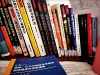 做為一名咨詢師當來來訪者出現了移情怎么辦？

  本來不打算寫了，這里記錄??下供走心人參考??
很多咨詢師在咨詢時都會忽略的一個問題，那就是移情，關于移情的概念最早來源于動力學派，當來訪者對你表達出了愛恨情仇的感情時如果此時作為一名咨詢師就要有覺察的能力……

   正向移情會導致來訪者的依戀與愛慕從加劇了咨詢關系的不對等，會導致出現違背咨詢倫理原則

  負向移情會導致來訪者都咨詢師產生攻擊與否定，也導致咨詢關系的脫落。

  不論是來訪者與咨詢師之間是否出現正向移情都需要咨詢師時時刻刻保持覺察做到反移情，讓來訪者明白原來他是可以被接納了被理解的

  良好的咨詢關系一定是客觀中立，時時刻刻以來訪者為中心，如果你在咨詢過程中時常發生移情問題還是沒有察覺，不妨找老師聊一聊……配圖