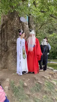 來訪者對咨詢師產生了依戀與喜歡怎么辦？ 倫理咨詢關系必知必看系列

    這個世界上有那么多人，我們并不孤獨，有那么一個人，當我們難過的時候，她陪伴著我們一起難過。當我們開心的時候，她陪伴著我們一起快樂。當我們絕望的時候，她帶著我們一起體驗絕望。當我們對她有愛、有恨、有情、有仇。她似乎總是很穩在那里，同樣的時間，同樣的地點，展開心靈的對話，抵達內心深處生命的秘境。

  當我們喜歡上心理治療師怎么辦？我想這是很自然的人類情感反應。因為治療師給了我們非常深度的共情。情愫的鐸動，可能會帶給我們害羞、緊張、甚至是羞恥。可能這些情感出現，讓我們難以面對或承受，這是很需要真誠把自己的情感告訴治療師。
如果我們壓抑了真實的情感，可能會很累，會產生很大的內耗。

   反之，表達了出來以后，這些情感已經不再是一個人的秘密，而是兩個人的事情。不用擔心治療師會承受不住，當然的確會存在有的治療師可能會接不住，甚至是終止專業關系都是有可能的，如果出現這種情況，對于精神動力學取向的治療師而言，就存在個人的議題甚至是勝任力的問題了。配圖