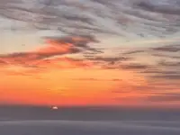 【今日分享】
小時候沒有太多的思考能力，家長就是參照物，但當兒童時期已經出現了“順從”，則孩子無法能從家長身上獲取過安全感，所以選擇的壓抑“本我”。
一切是以“自我”或“超我”去理解長輩，進入到學校這個以成績為目的的群體中，孩子開始慢慢出現情緒問題，害怕讓長輩失望或者受責，這種長期以他人為中心壓抑情緒，直到出來社會工作，會有非常嚴重的人格問題。

學會適當釋放攻擊性，軀體癥狀也是一種自我攻擊，不需要過于苛刻的超我，和沉溺迷失的本我。配圖
