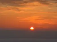 痛苦不會憑空消失，時間也不會沖淡一切。

有些創傷強行改變了我們的大腦，讓我們困在過去無法走出來。我們所經歷的一切塑造了我們的樣子，會定義我們的每一段關系，每一次互動和每一個決定。[愛心]配圖