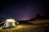 最暗的夜，才會看見最美的星光
在夜里，我們看得比白天更遠(yuǎn)
白天只能看到一萬五千億公里外的太陽
夜里卻能看到百萬光年外的星辰
人只有在最黑暗的地方
才能看清真正的光在哪里
人的眼睛是由黑白兩部分組成的
可是神為什么要讓人通過黑的部分去看東西呢
因為人生必須透過黑暗
才能看到光明！配圖